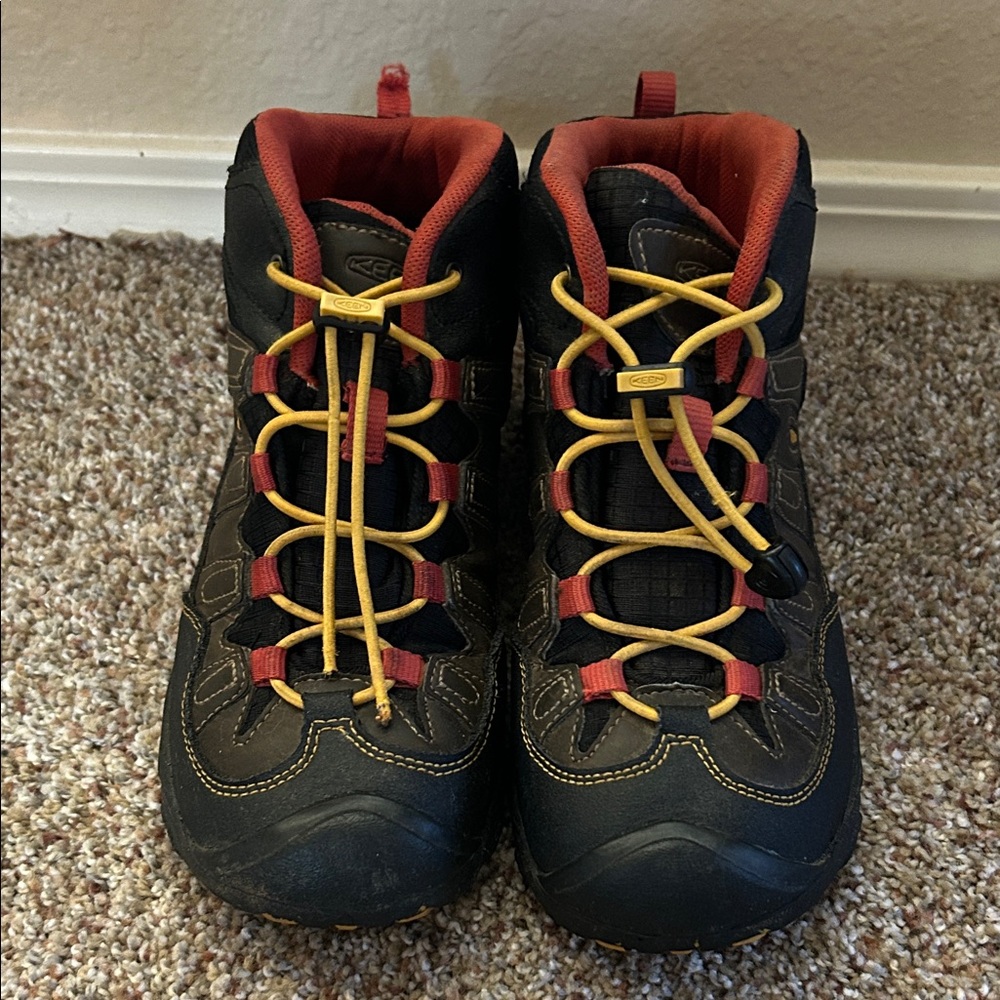 KEEN Kids Boots with Black and Yellow Design